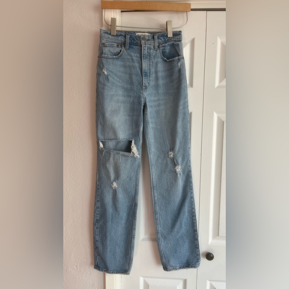 Abercrombie & Fitch The 90s Straight Ultra High Rise distressed jeans